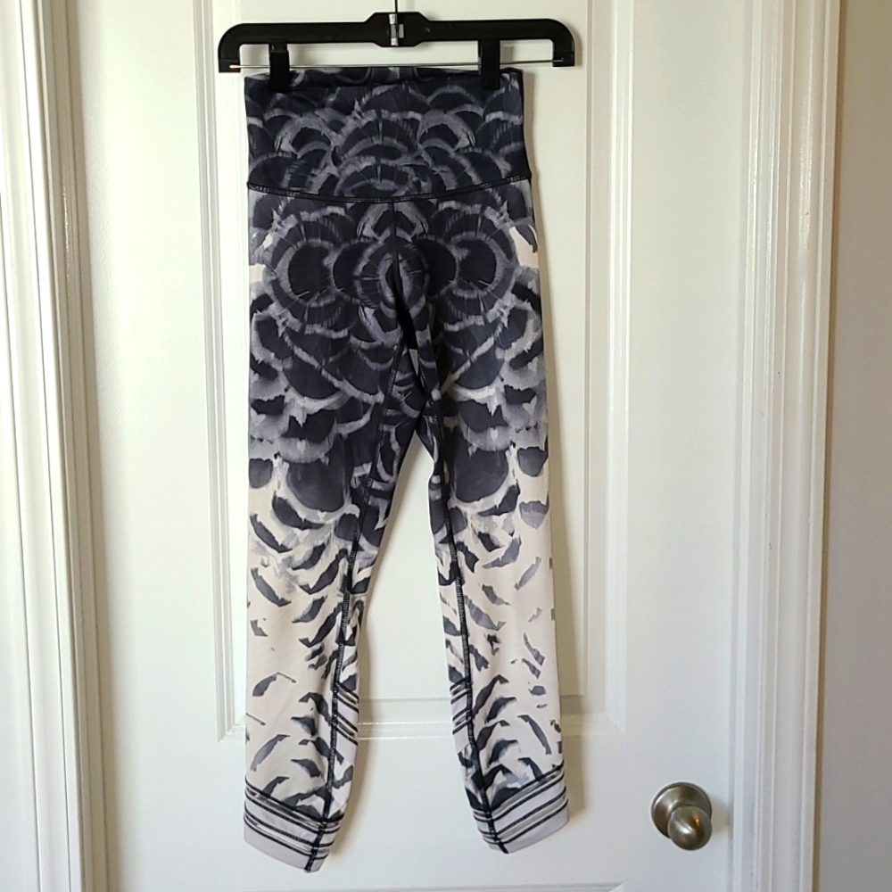 Lululemon capri high waisted leggings size 4